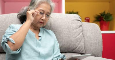 Tuổi già đắng chát: Con trai trả hơn 300 triệu để mẹ thôi sống cùng gia đình