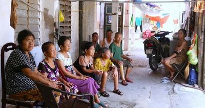 Xóm chạy thận quay quắt trong nắng nóng hơn 40 độ C