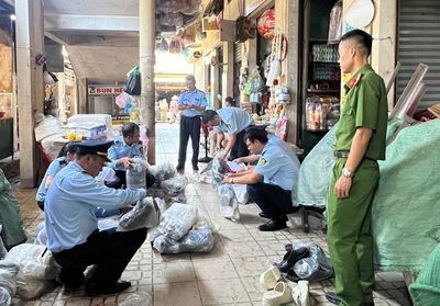 Bày bán công khai lượng lớn sản phẩm giả mạo nhãn hiệu nổi tiếng được bảo hộ