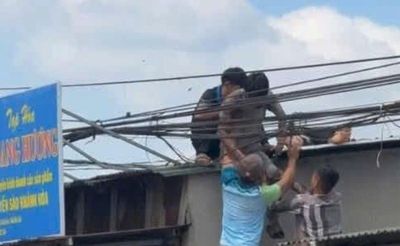 2 người bị thương do điện giật khi leo mái tôn lắp biển quảng cáo