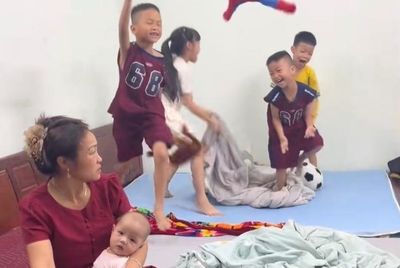 Bà thất thần nhìn 'khối nghỉ hè' quậy tung nhà