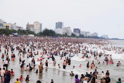Quan Lạn, Sầm Sơn đông nghìn nghịt