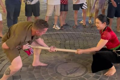 Video khách Tây 'toát mồ hôi' khi đấu gậy cùng cô gái dân tộc Thái