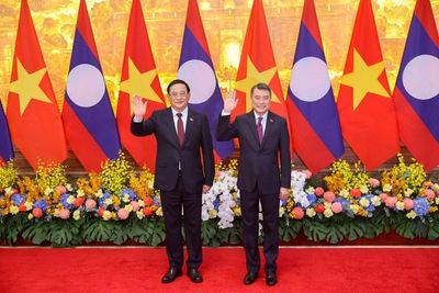 Thủ tướng Lê Minh Hưng chủ trì lễ đón chính thức Thủ tướng CHDCND Lào