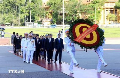 Thủ tướng Lào tưởng niệm các anh hùng liệt sĩ và vào Lăng viếng Chủ tịch Hồ Chí Minh