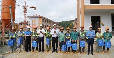 Liên đoàn Lao động tỉnh Điện Biên thăm, tặng quà công nhân xây dựng Trường nội trú liên cấp Thanh Nưa