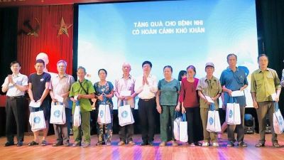Gần 1000 người dân Thanh Hóa được khám, tư vấn sức khỏe