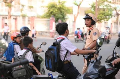 CSGT TPHCM trang bị 'hành trang' cho hơn 98.000 học sinh