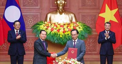 Thủ tướng Lê Minh Hưng và Thủ tướng Lào chứng kiến ký 4 văn kiện hợp tác