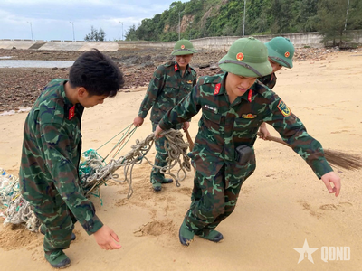 Chiến sĩ đảo Trần thu gom hơn 5 tấn rác thải
