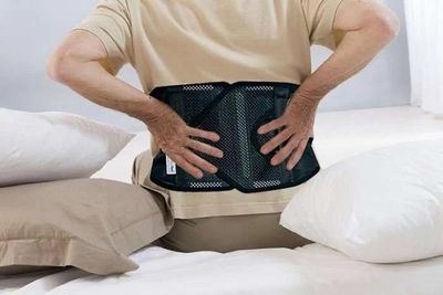 Cột sống yếu đi, teo cơ, cứng khớp vì đeo đai lưng sai cách