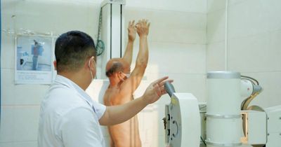 Bệnh viện Phổi Nghệ An khám sức khỏe, sàng lọc bệnh hô hấp miễn phí cho gần 200 người cao tuổi