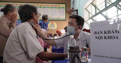 Đà Nẵng: Bác sĩ tuyến trên về tận xã khám sức khỏe cho hơn 2.000 người dân