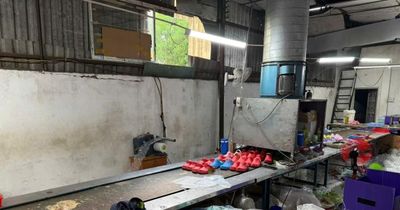 Đột kích xưởng sản xuất, buôn bán dép giả các thương hiệu nổi tiếng quy mô lớn