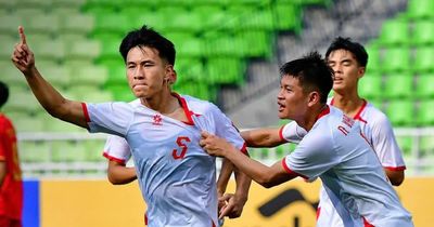 Dù thua trận, U19 Việt Nam vẫn rộng cửa đi tiếp nhờ được U19 Myanmar 'giúp'