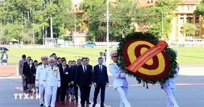 Thủ tướng Lào đặt vòng hoa tưởng niệm Anh hùng liệt sỹ và vào Lăng viếng Chủ tịch Hồ Chí Minh