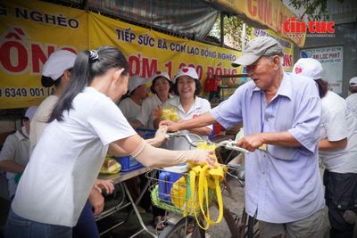 Quán cơm 1.000 đồng tiếp sức người nghèo ở TP Hồ Chí Minh