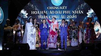 Áo dài tỏa sáng tại đêm hội đậm sắc màu văn hóa Việt tại châu Âu
