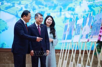 Hai Thủ tướng Việt Nam - Lào tham quan trưng bày ảnh về quan hệ hợp tác giữa hai nước