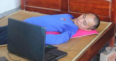 'Nghị lực thép' của người đàn ông nằm bất động chỉ cử động được 3 ngón tay