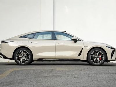 Xe sedan thiết kế thể thao, công suất 480 mã lực, siêu tiết kiệm xăng, giá hấp dẫn