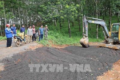 Chung tay vá đường huyết mạch: Cách người dân Sơn Phú vượt khó mùa mưa