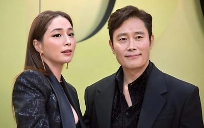Khoảnh khắc hạnh phúc của Lee Byung Hun và vợ con