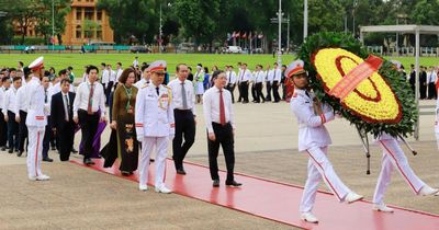 Đoàn đại biểu dự Đại hội Hội Nông dân Việt Nam IX vào Lăng viếng Chủ tịch Hồ Chí Minh