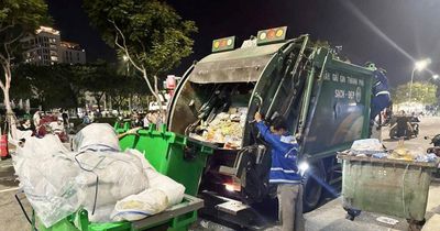 Thu gom 36 tấn rác sau đêm thi pháo hoa thứ hai