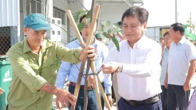 Đồng chí Trần Văn Dũng dự lễ ra quân hưởng ứng phong trào 'Toàn dân chung tay bảo vệ môi trường, vì một Việt Nam xanh - sạch - đẹp' tại xã Chợ Gạo