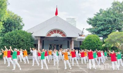 Người cao tuổi: 'Cây cao bóng cả' giữa đời thường