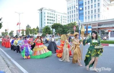 Đồng diễn hóa trang 'Đồng Tháp - Sắc hương miền trái ngọt'