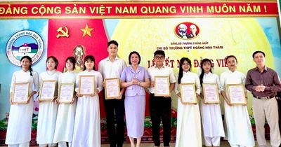 Chi bộ Trường THPT Hoàng Hoa Thám kết nạp 9 học sinh vào Đảng