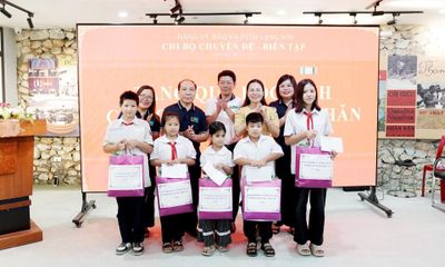 Chi bộ Chuyên đề - Biên tập sinh hoạt chuyên đề tại Trường dạy làm báo Huỳnh Thúc Kháng