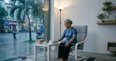 Vì sao người già dễ tăng huyết áp đột ngột khi thời tiết thay đổi?