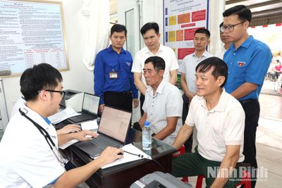 Khám bệnh, cấp phát thuốc miễn phí cho người dân phường Yên Sơn