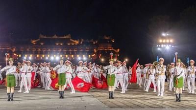 Tiếp tục giao lưu cùng đoàn quân nhạc và kỵ binh Công an nhân dân