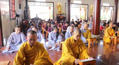 Tây Ninh: Học sinh về chùa Linh Nguyên trì tụng kinh trước thềm kỳ thi Tốt nghiệp Trung học Phổ thông