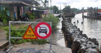 Cà Mau: Sạt lở, sụt lún đất diễn biến phức tạp, nguy cơ chia cắt đường giao thông