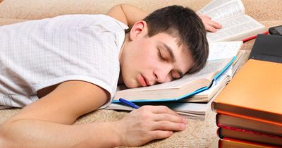 Thức trắng đêm ôn thi: Lợi bất cập hại