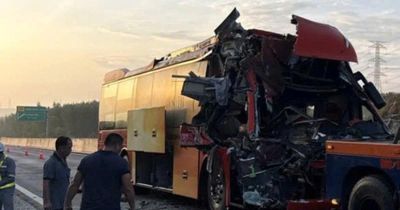 Xe khách biến dạng, nhiều người bị thương sau va chạm với xe đầu kéo