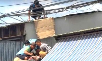 Leo lên mái nhà lắp biển quảng cáo, 2 người bị điện giật