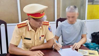 Phạt lái xe làm rơi đất ra đường Võ Chí Công