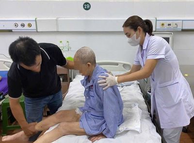 Mắc thủy đậu tự điều trị tại nhà, người già viêm não, người trẻ suy hô hấp
