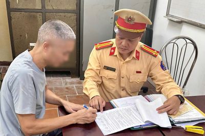 Phạt tài xế xe tải làm rơi bùn đất xuống đường Hà Nội khiến 2 xe máy trượt ngã