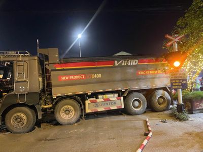 Khoảnh khắc ô tô tải cố tình vượt đường sắt và mắc kẹt, bị tàu hỏa húc văng