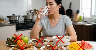 Nhịn ăn chỉ uống nước có giúp giảm cân và thải độc cơ thể?