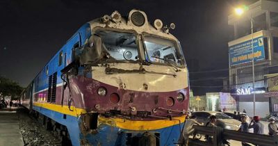 Xác minh vụ tai nạn giao thông giữa tàu hỏa và xe tải tại đường ngang dân sinh ở xã Thường Tín