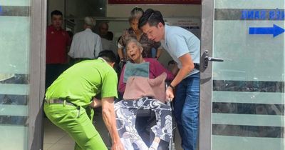 Xúc động hình ảnh chiến sĩ Công an phường Giảng Võ tận tình giúp đỡ cụ bà ngồi xe lăn