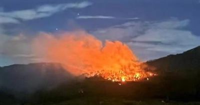 Hàng trăm người tham gia chữa cháy rừng ở Nghệ An